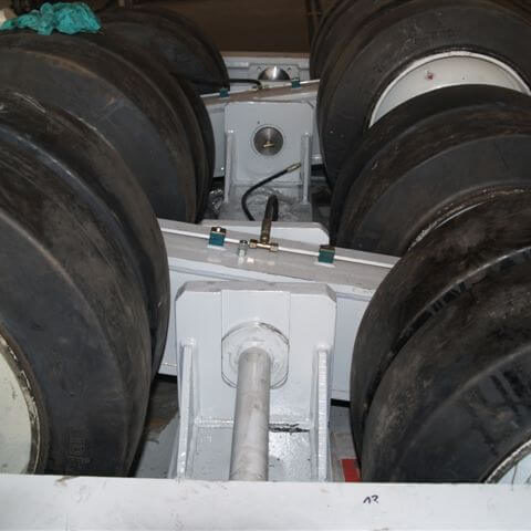 Fahrwerk mit Pedelachsen und Luftbremse